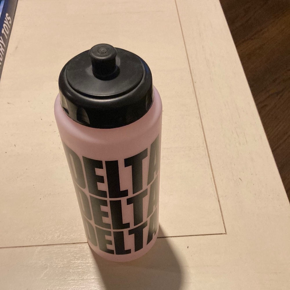 LIKE NEW! TRI DELTA THETA ATHLETIC WATER BOTTLE W/ SCREW OFF NIPPLE TOP! 20 OZ.